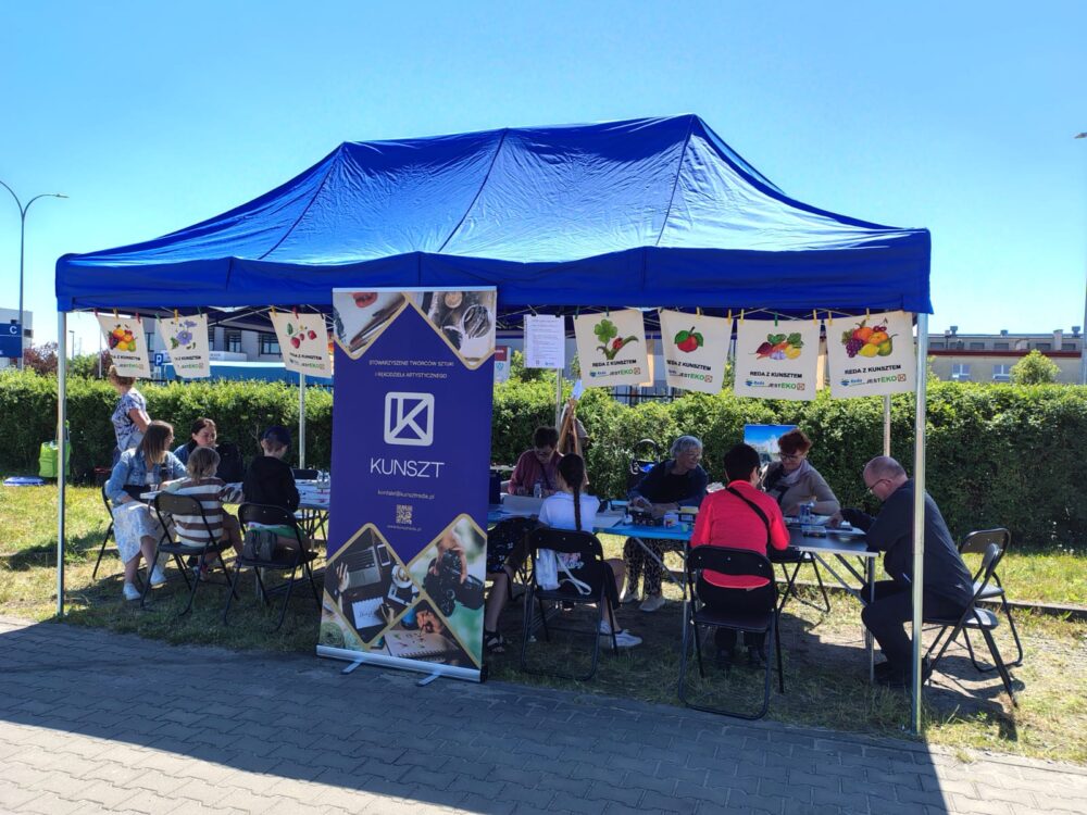 Namiot ze stanowiskiem Stowarzyszenia Kunszt